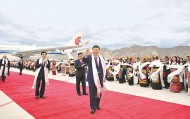 习近平抵拉萨出席西藏自治区成立六十周年庆祝活动
