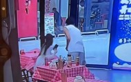 浙江一对男女吃饭没买单飞奔而去，店主曝光监控后仍未收到饭钱，老板：跑得比兔子还快