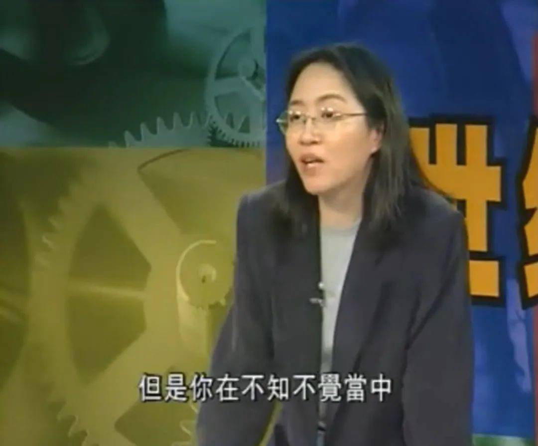 全网爆火的“霸总夫人躺沙发”挑战：病态价值观，隐形但有毒