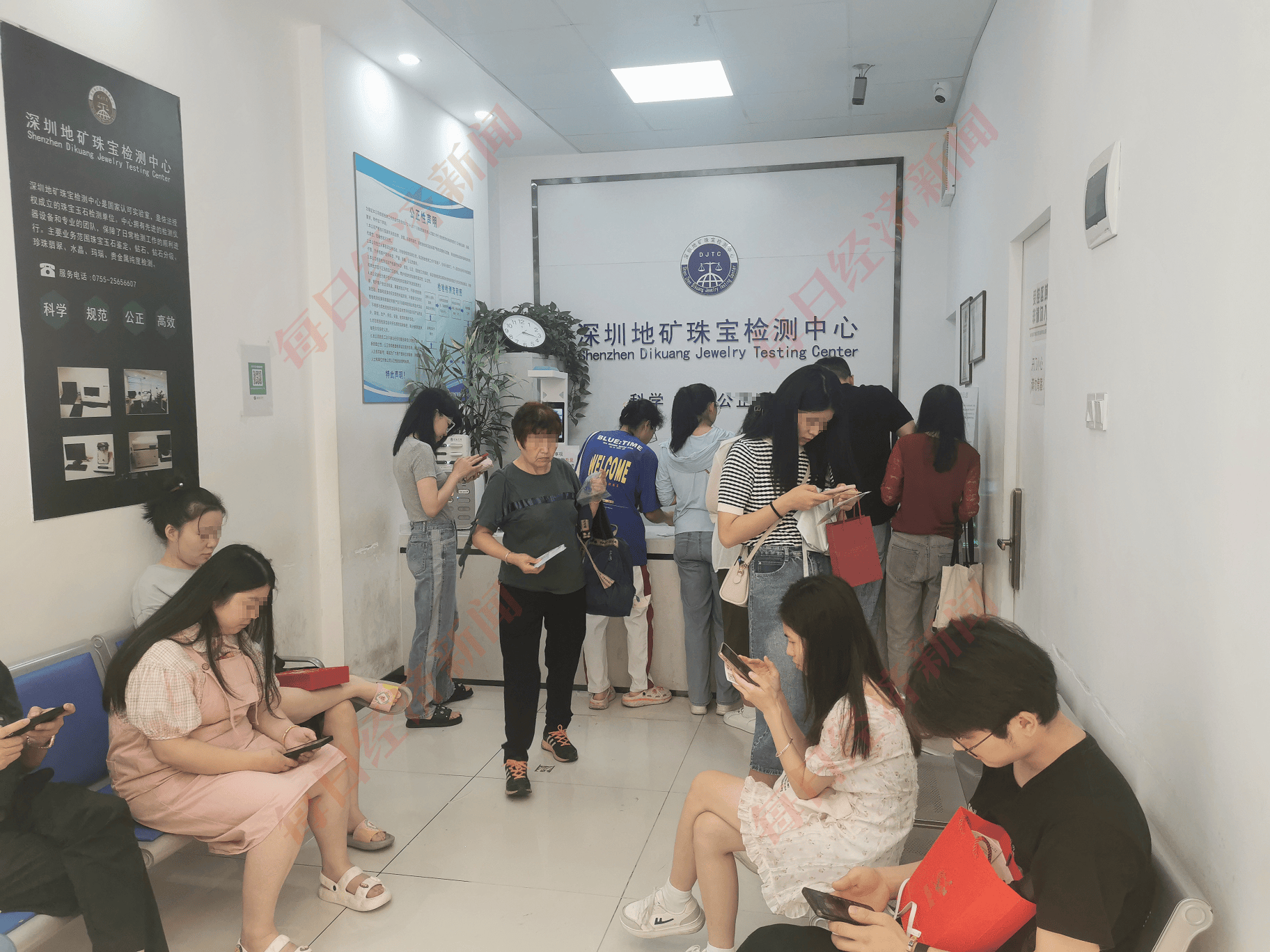 “很多人把黄金一袋子一袋子拿出来卖！”每经记者实探最火黄金市场深圳水贝：有人“买黄金跟不要钱似的”，也有生意人已经“清货”