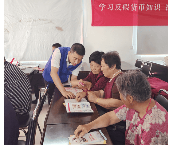 中信银行新乡分行携手邮储银行开展人民币知识乡村行