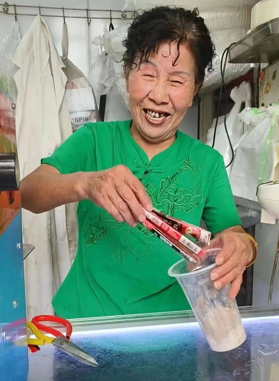 南京阿姨10元“手冲咖啡”爆火！ 雀巢直播间卖断货，网友：“不买别讽刺！”