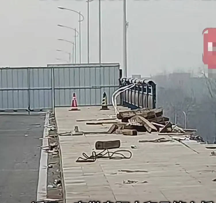 安徽一吊车坠河砸中桥下船只，目击者称有人受伤！当地应急部门回应