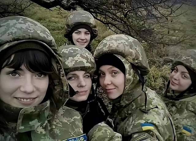第425突击队，派女兵冲杀突围，俄炮火扫射，现场不留一个活口