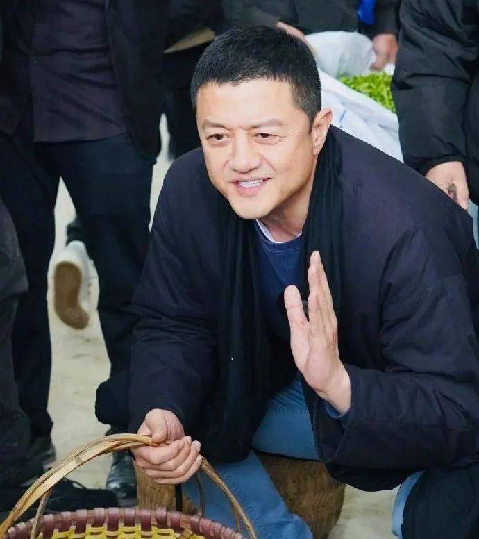 李亚鹏小19岁妻子称搬家至普通小区，缩减开支：看房到搬家都是我，房子大小不重要