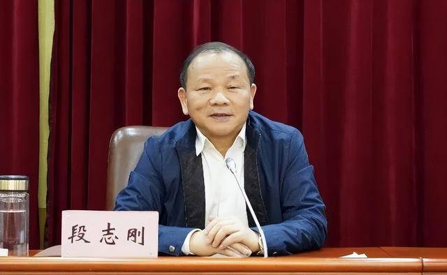 当过市委常委、常务副市长等职，段志刚在干部录用中违规为亲属谋利