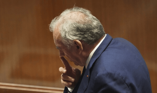 不到两年 第四位法国总理下台